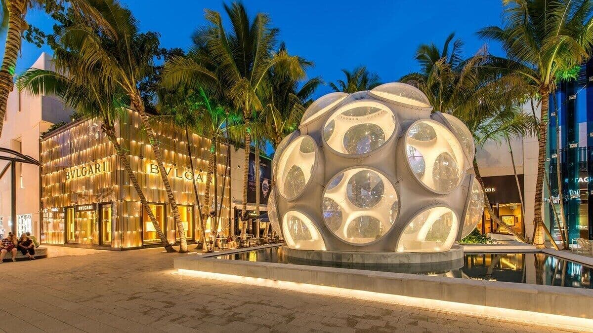 Designer Home w Pool & Fire pit - Free Parking, BBQ Grill, 10 min to Brickell