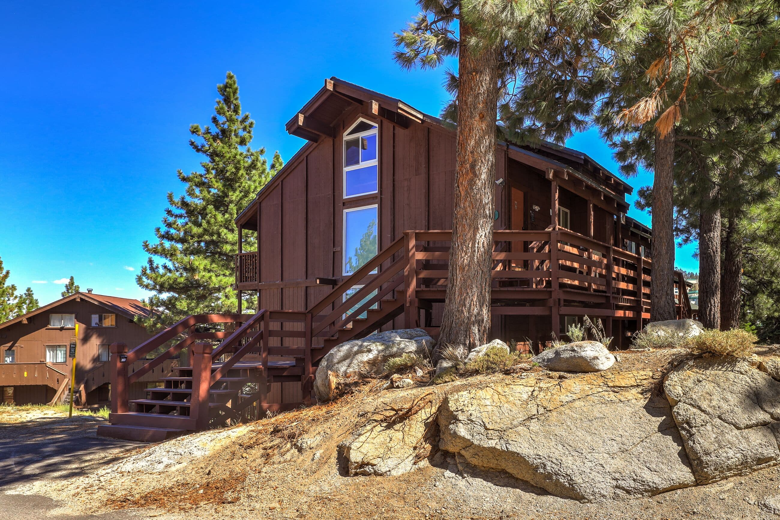 Remodeled Townhouse-Sleeps 8-Foosball-Near Hiking, skiing- 2 King Beds.