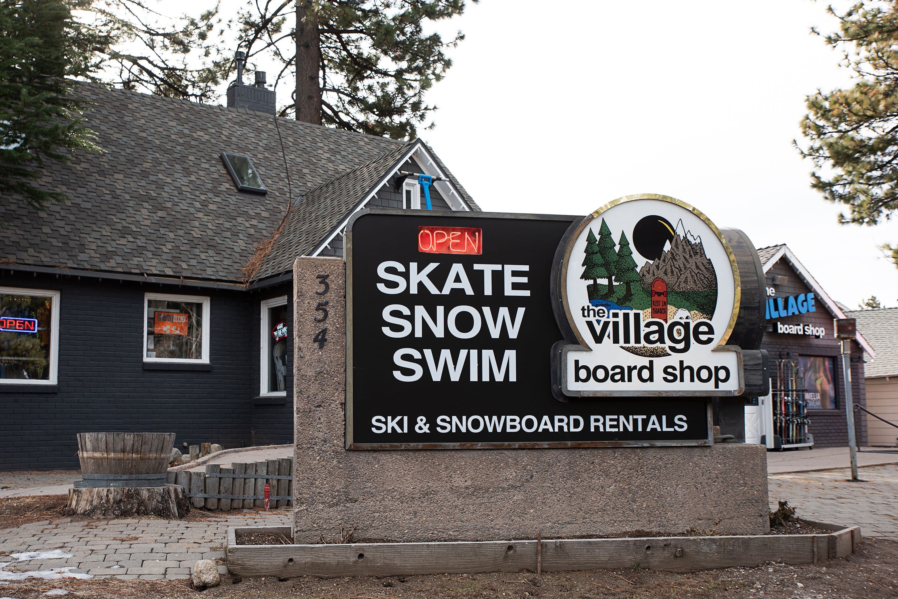 Cozy Central 4 BR Cabin, with Game Loft, Spa, Walk to the Lake, Eateries, Ski!