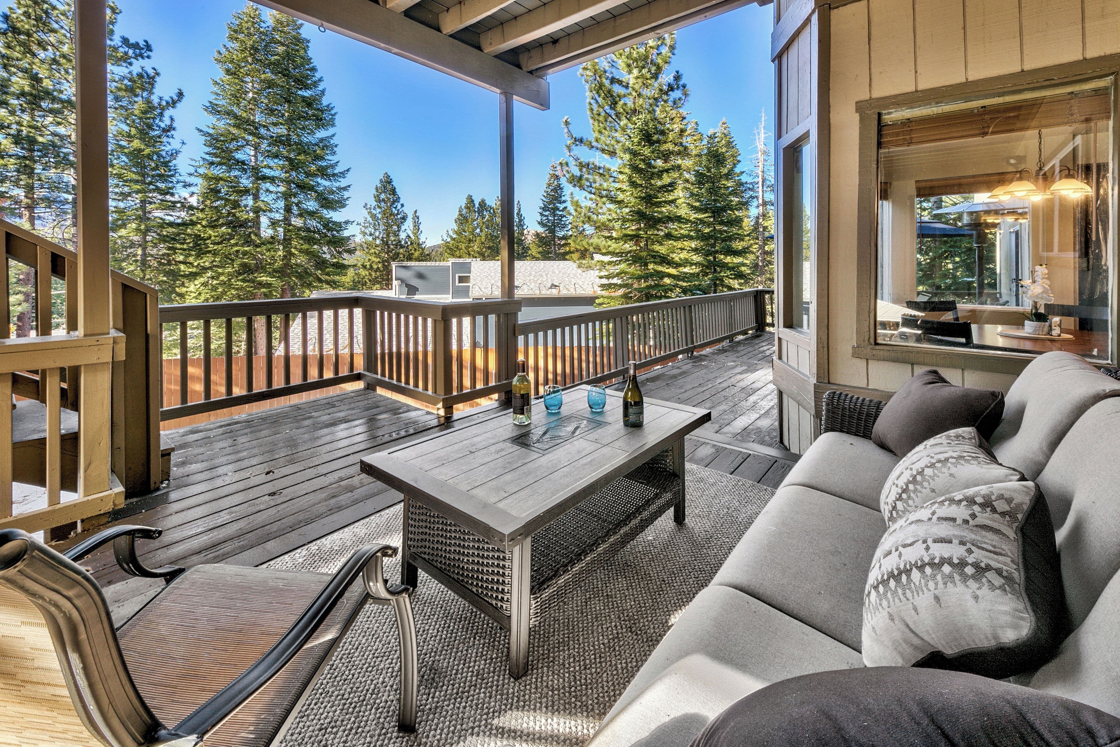 Tahoe Aloha Cabin: TWO Kitchens & Living Rooms, Game Rm, Hot tub.
