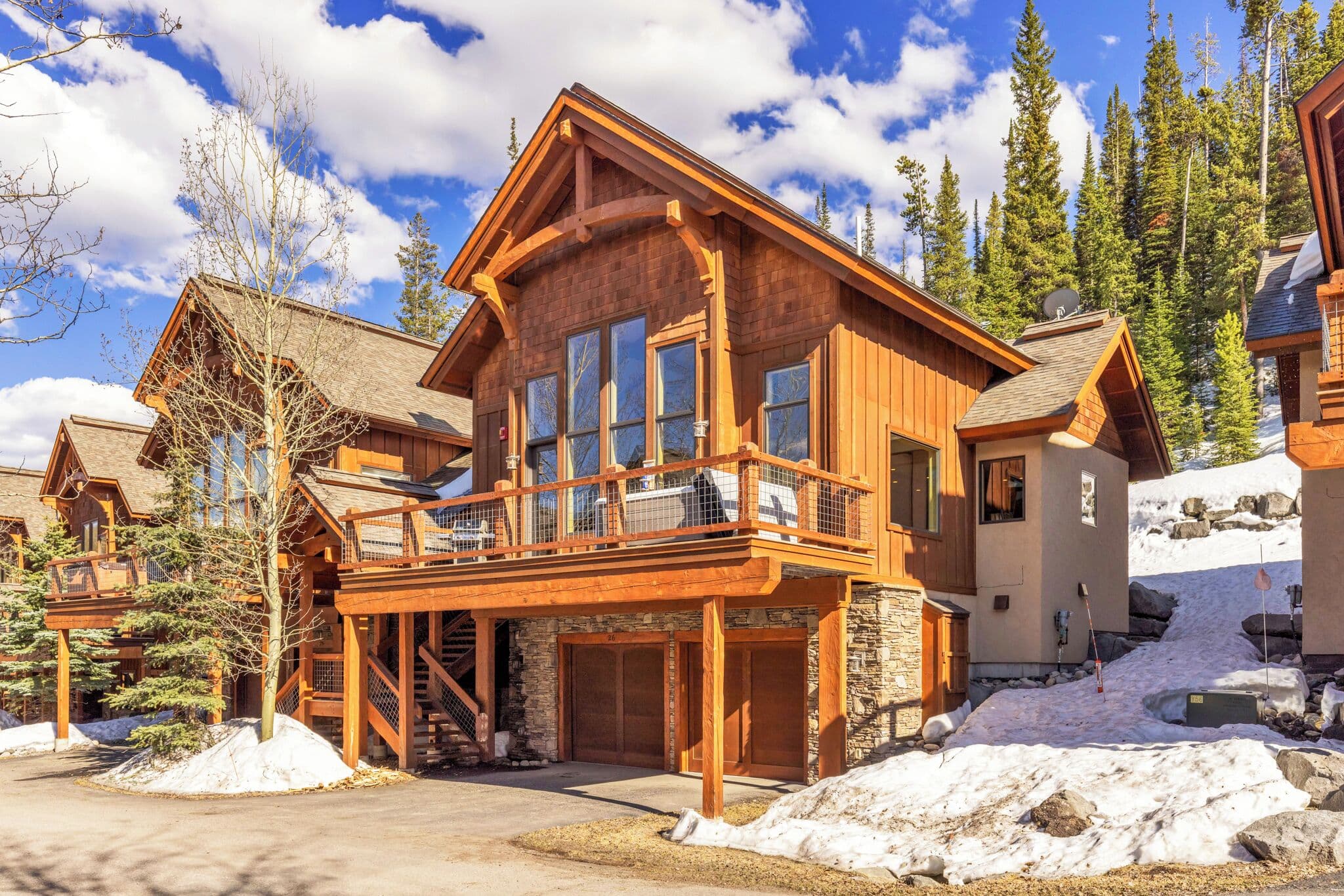 Immaculate 4-bedroom + Loft, 4 parking spots, Walk to Resort, Ski-in/out