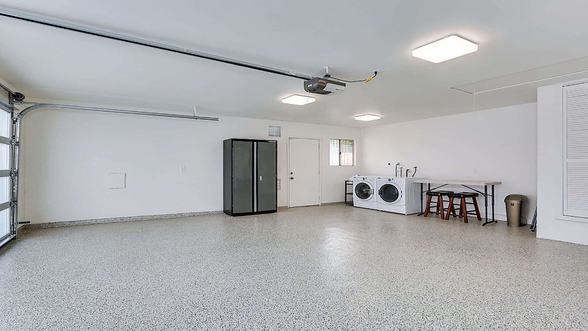 Private, Lush Outdoor Space Perfect for Relaxing by the Pool. 2 Primary Suites.