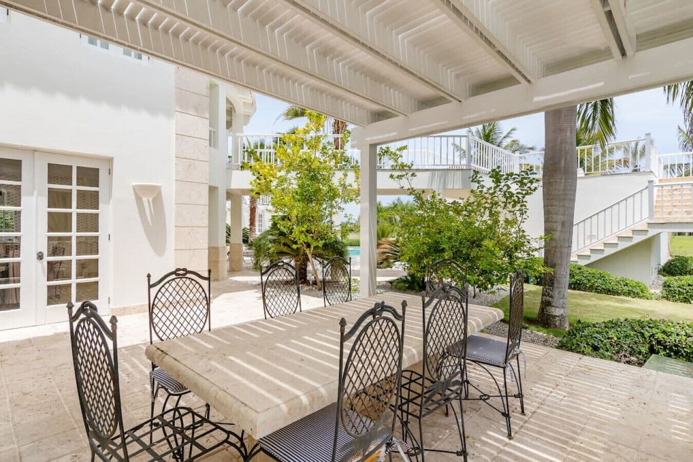 Villa Blanca: Spectacular villa near the beach w/ pool, Jacuzzi & full staff