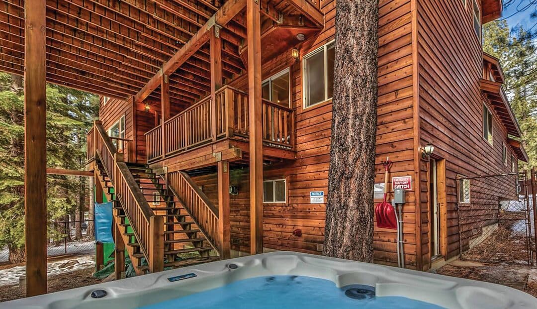 Black Bear Villa - large 4 BR, 4 BA, hot tub, incredible game room for kids
