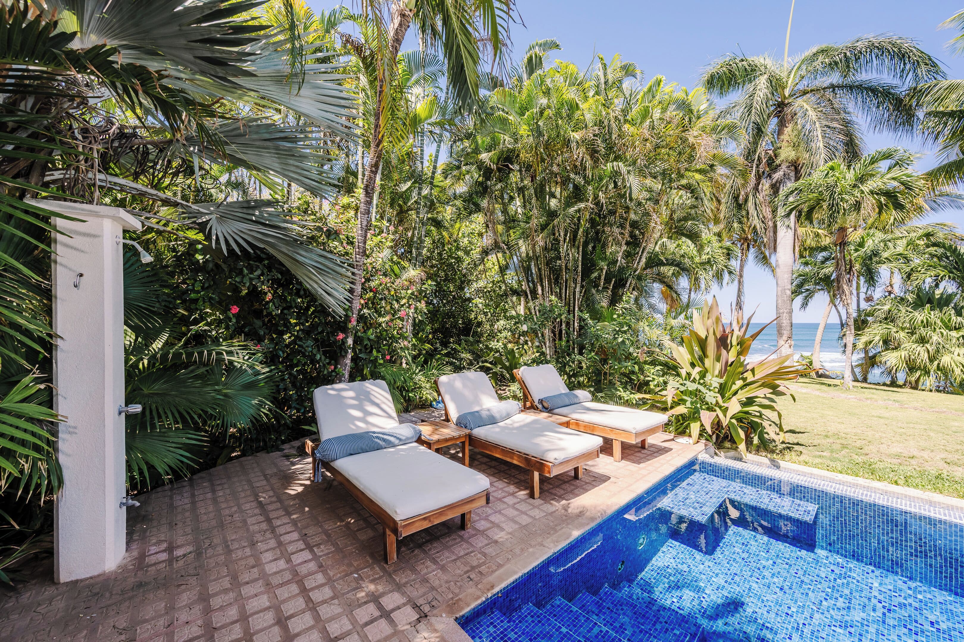 Coco Flotante, Beachfront 4BR Villa w/ Pool & best ocean view