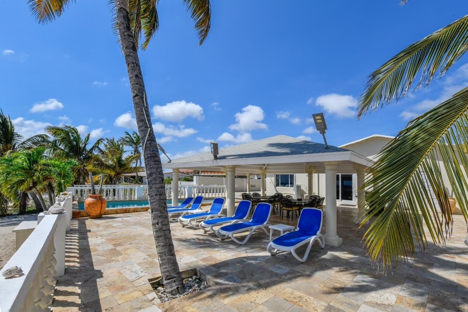 Directly on the Beach - Beachfront - Facing beach swimming pool - 5 bdrm