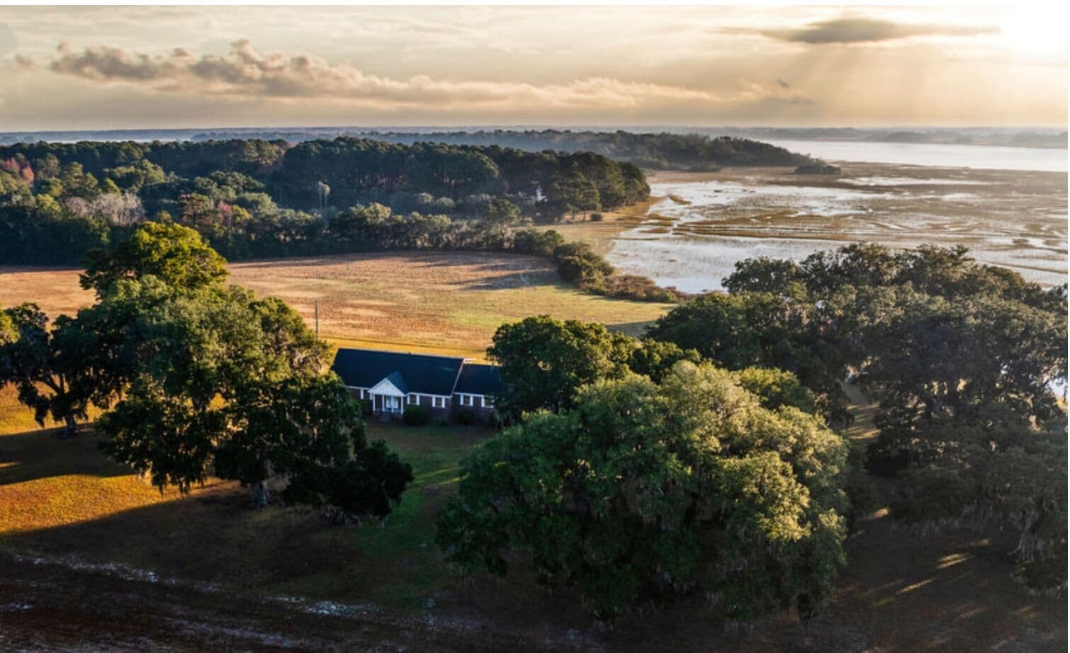 Historic Charleston Waterfront Hut Homestead Close to Downtown & Kiawah/Folly