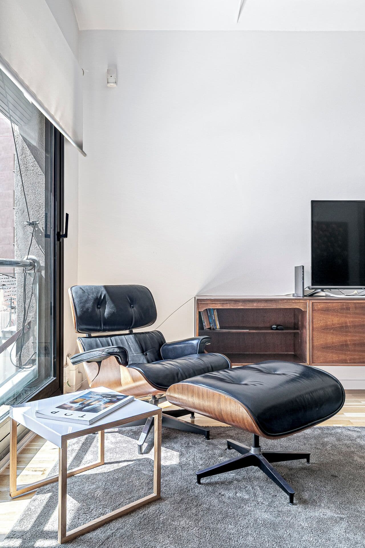 spacious and bright apartment next to Arc del Triomf