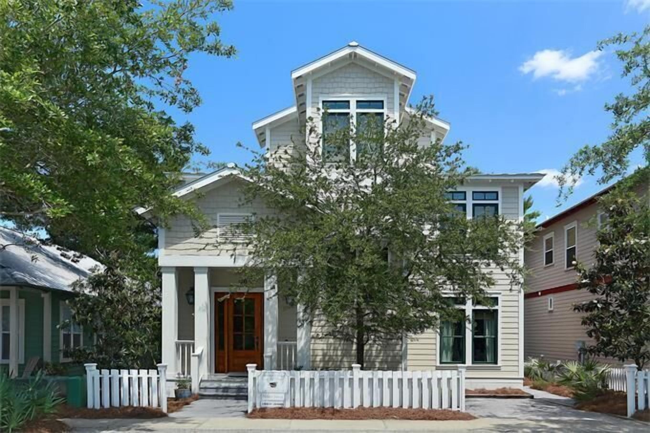5-bedroom Home just 4.5 min walk to Dedicated Private Beach & 2 community pools