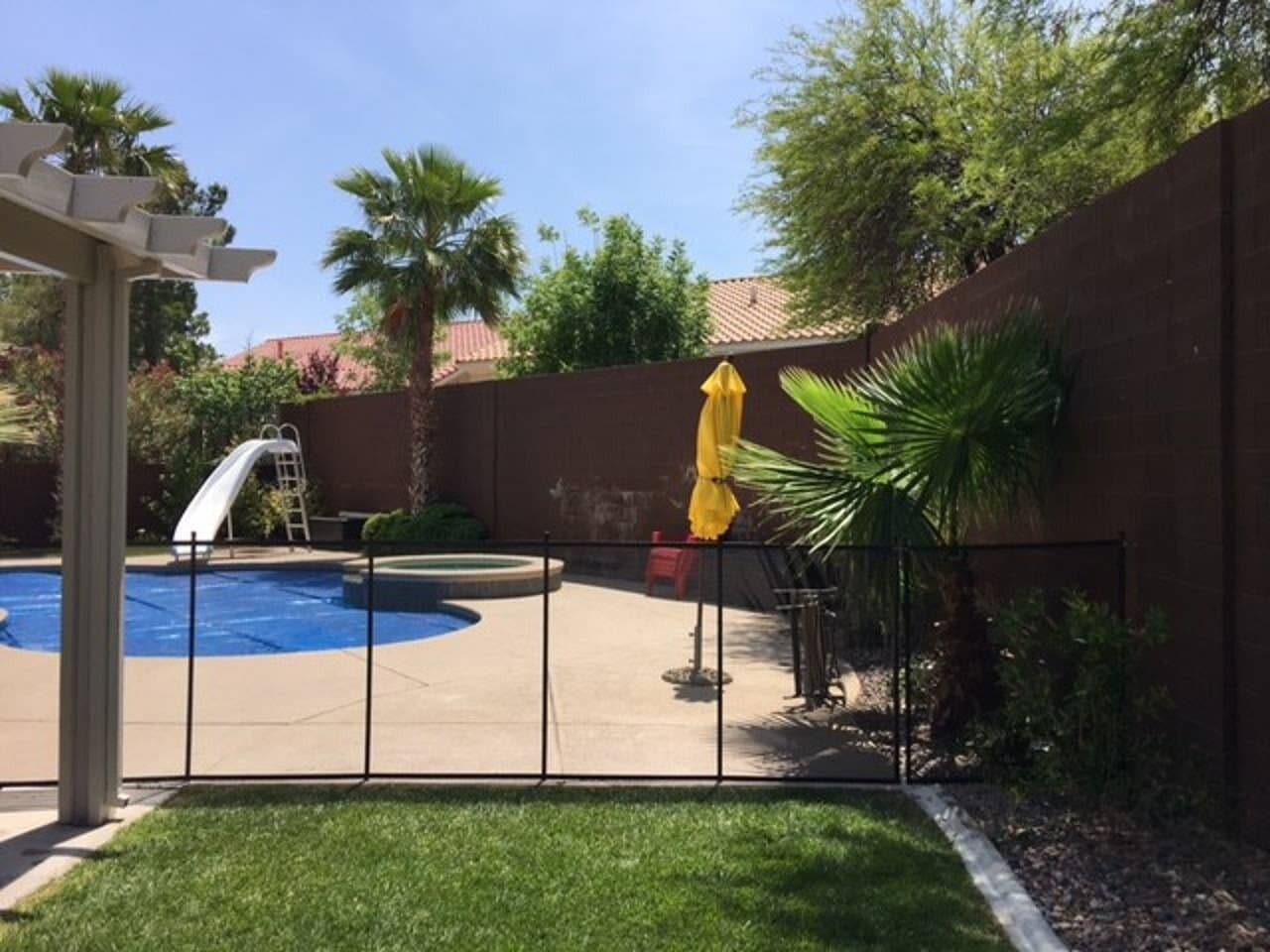 Swimming pool, hot tub, basketball court, putting green, family friendly