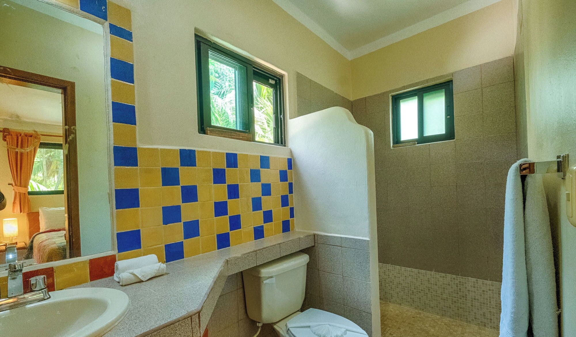 Beautiful tropical villa with beachside pool, AC with great views!