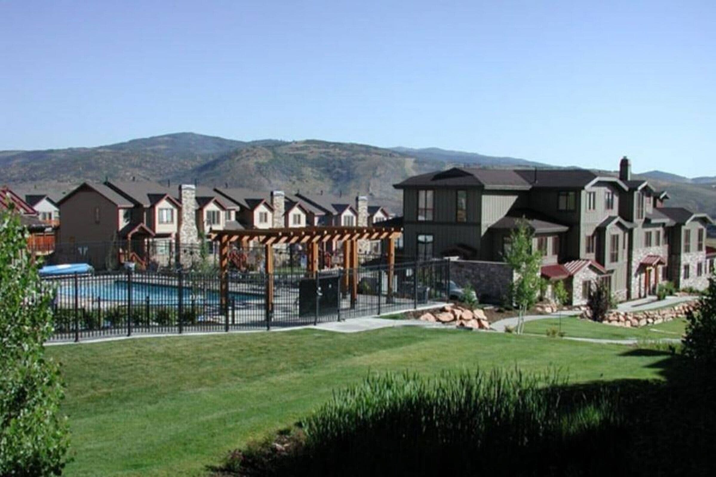 Luxury Townhome Gourmet Kitchen & New Private Hot Tub,