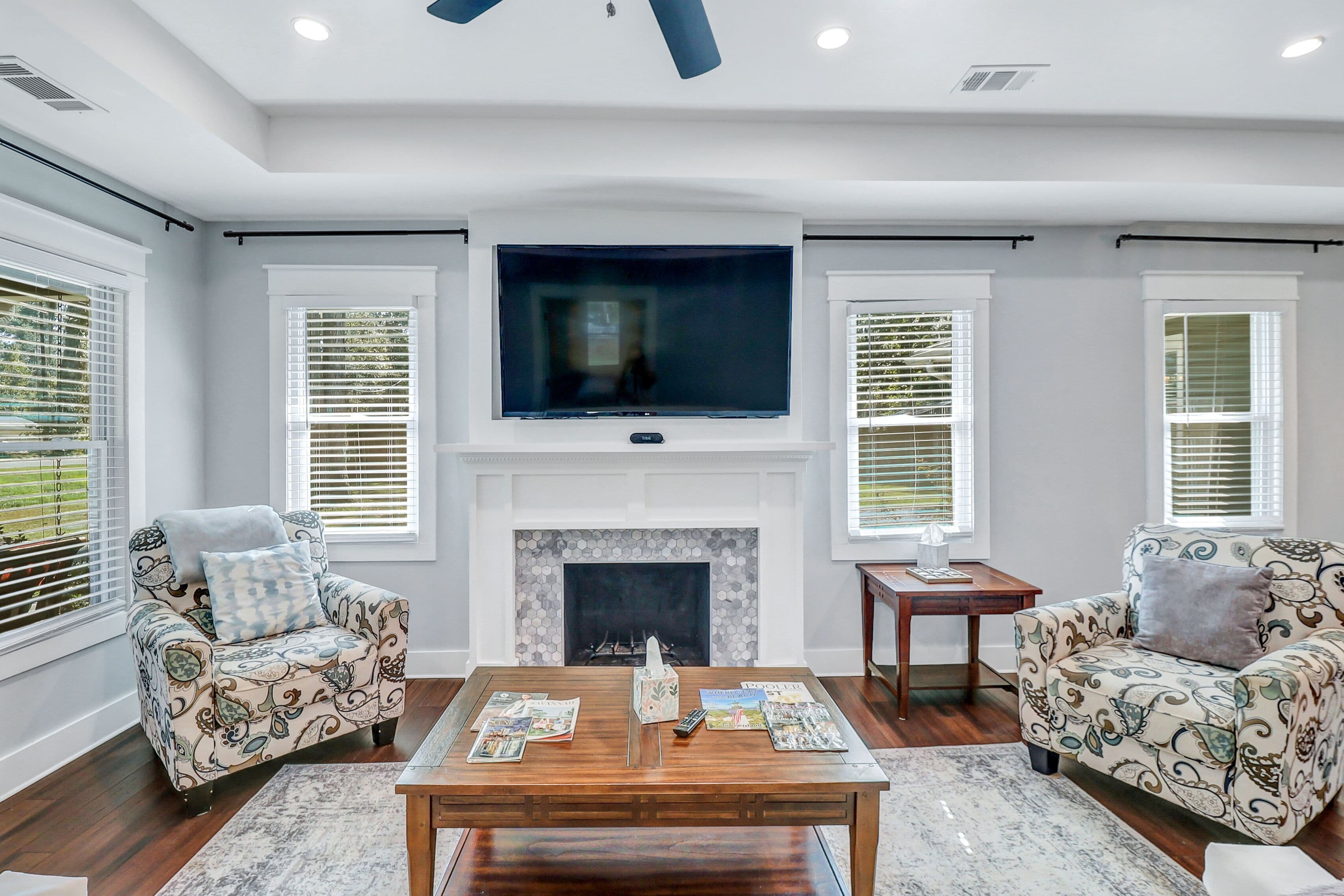 Modern 3 BR bungalow sleep 8, family/pet friendly, 15 min from downtown/outlets