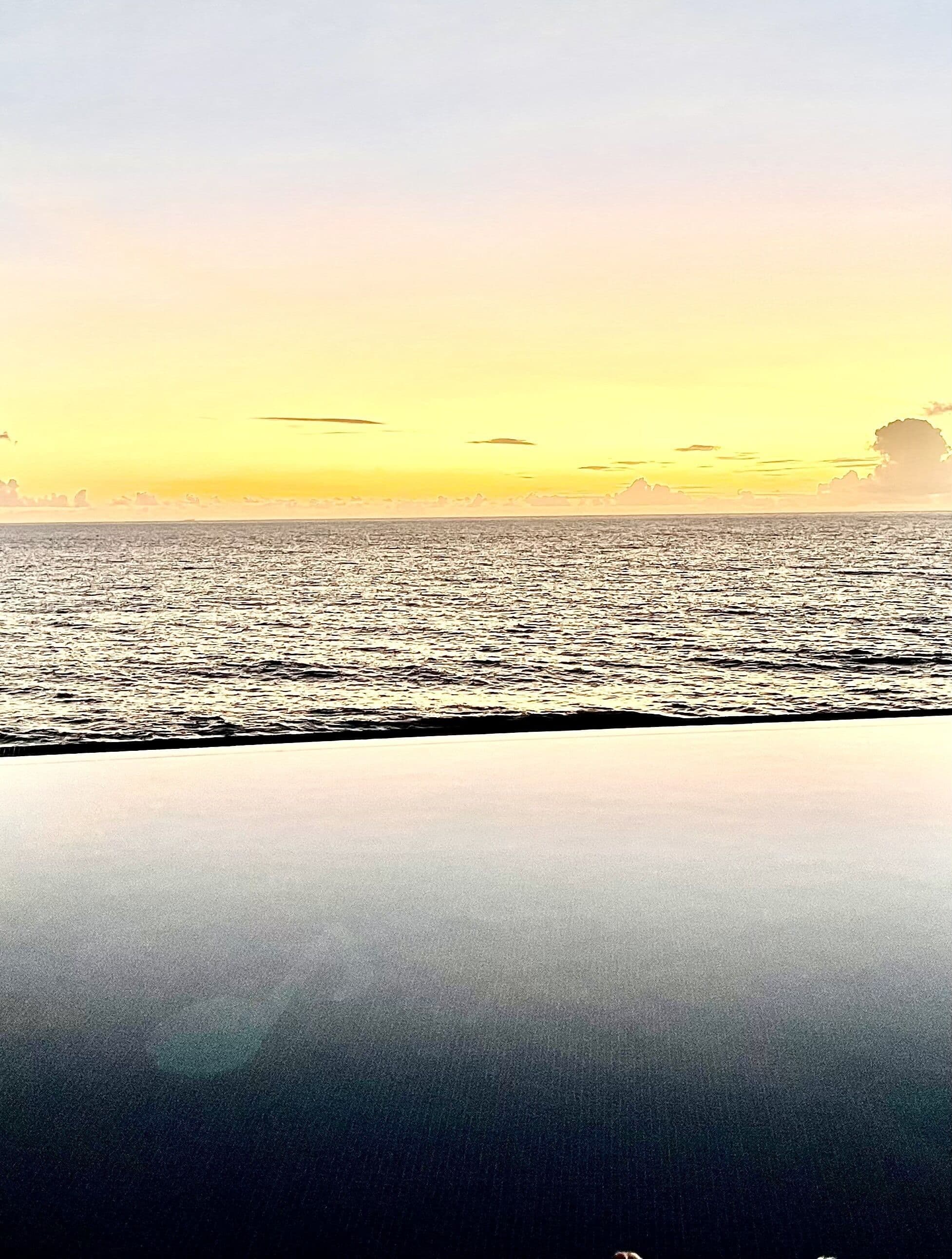 ★★Caribbean front luxury with HEATED salt water infinity pool★ 5 min to town