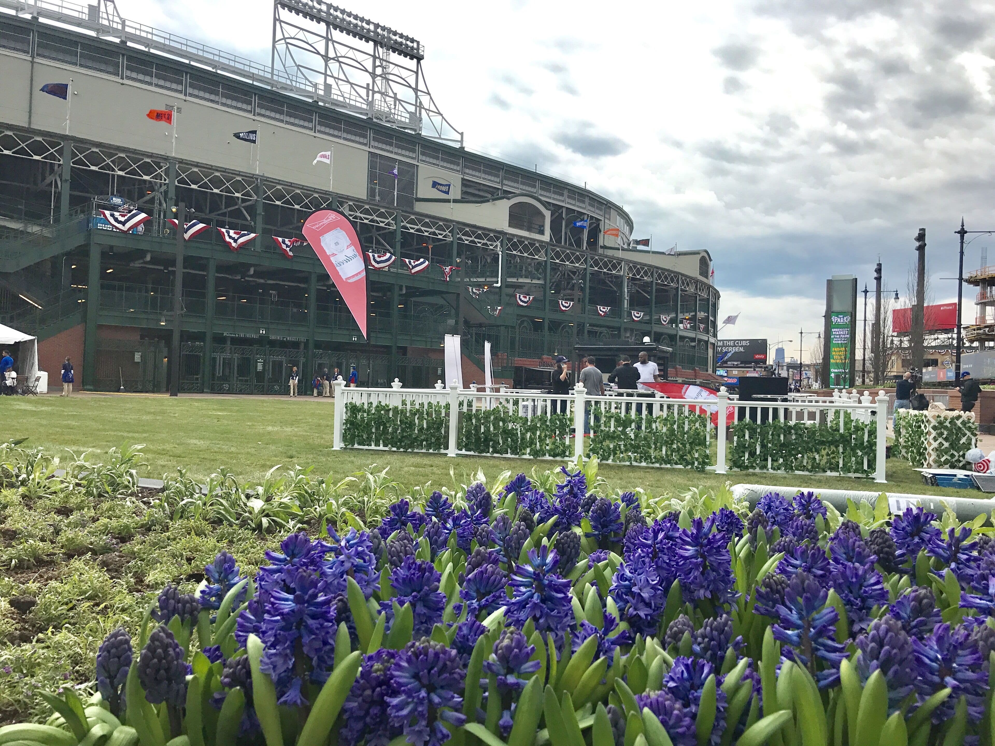 Dramatic Wrigley Loft +PRIVATE Rooftop, Center of Wrigley, Ranked GUEST FAVORITE