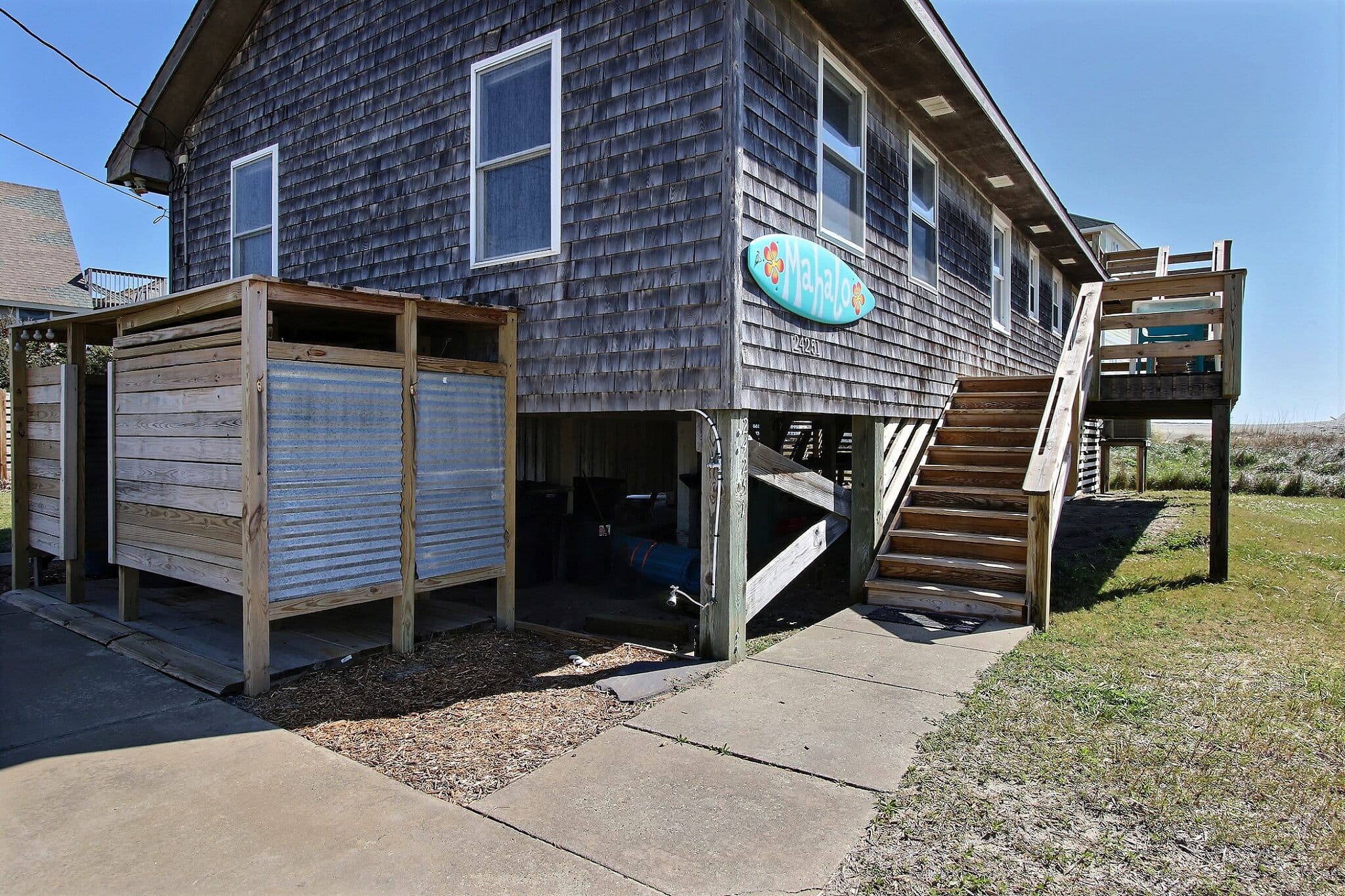 Semi-oceanfront/pet friendly/4 br - Mahalo House. Steps to beach