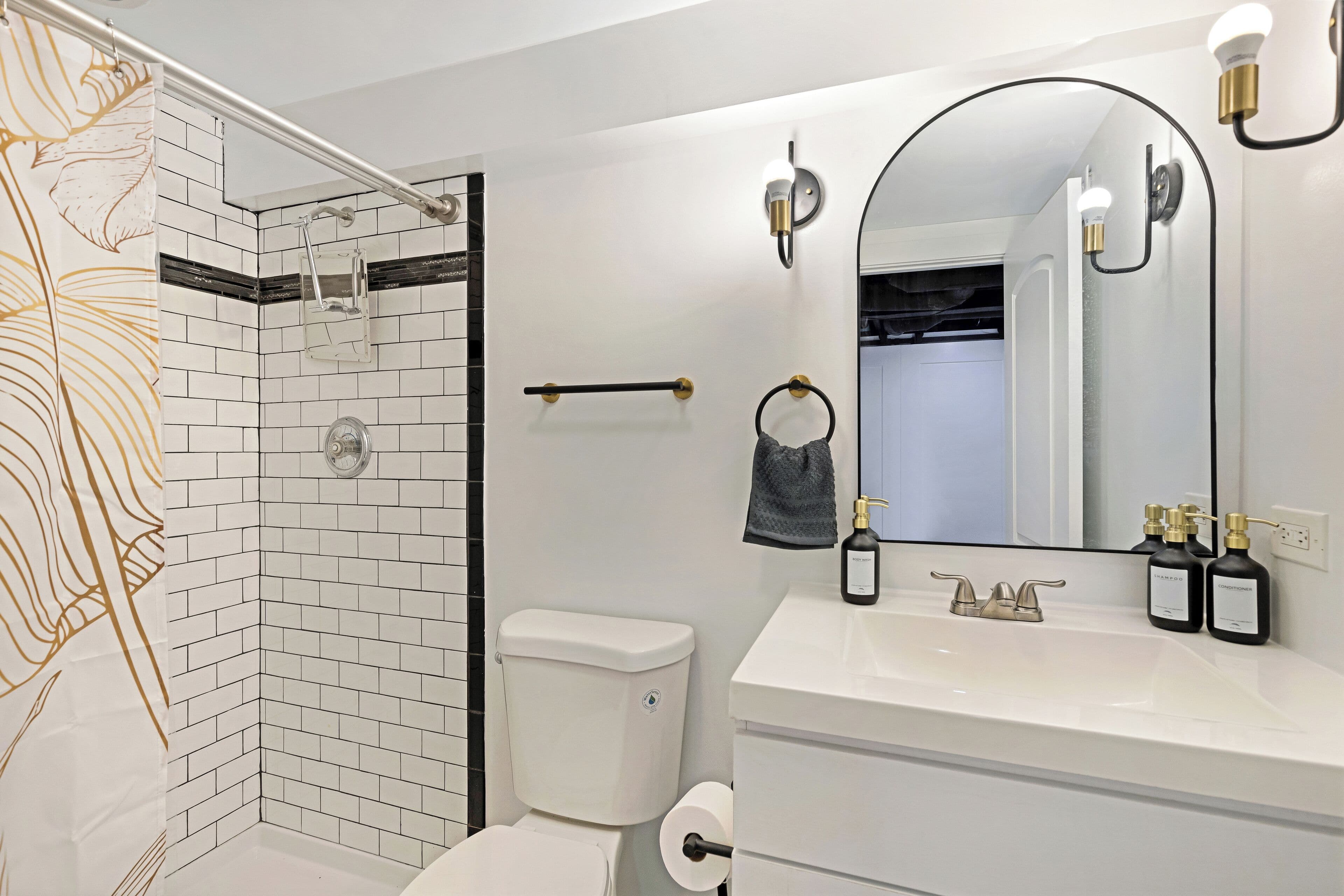 Huge Jungle Retreat w/Ping Pong + Huge Basement. Walk to Wrigley, Restaurants